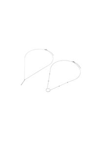 Regulowany srebrny naszyjnik z łańcuszkiem, okrągłym wisiorkiem z detalami oraz małymi koralikami wzdłuż długości.