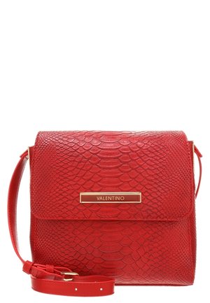Sac à bandoulière Red Valentino avec motif serpent texturé, fermeture à rabat et bandoulière ajustable avec boucle dorée.