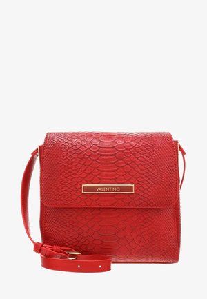 Sac à bandoulière Red Valentino avec motif serpent texturé, fermeture à rabat et bandoulière ajustable avec boucle dorée.