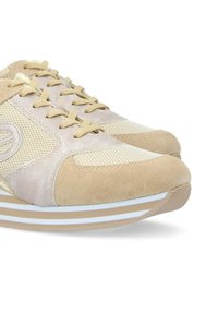 Beige sneakers met gaasstof en suède accenten. Voorzien van een ronde neus, beige veters en een gestreepte rubberen zool.
