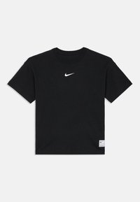 Czarna koszulka Nike Pro z krótkim rękawem, z białym logo w kształcie „swoosh” na klatce piersiowej oraz małą prostokątną łatą logo w pobliżu dolnego brzegu.