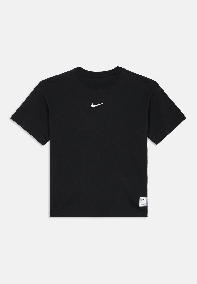 Czarna koszulka Nike Pro z krótkim rękawem, z białym logo w kształcie „swoosh” na klatce piersiowej oraz małą prostokątną łatą logo w pobliżu dolnego brzegu.