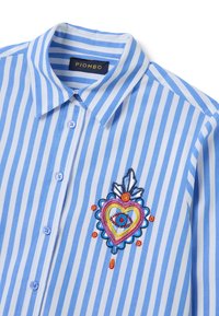 Camicia button-up a righe azzurre e bianche con colletto e un colorato design ricamato a forma di cuore e occhio sul petto.