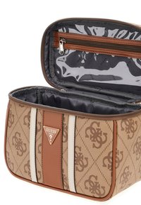 Borsa cosmetica marrone a fantasia con cerniera, dotata di un logo, accenti beige e bianchi, e un ampio interno foderato con una tasca con cerniera.