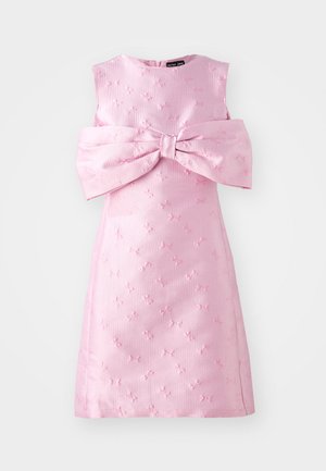 Robe sans manches rose en tissu texturé, dotée d'un grand nœud à l'avant et d'un motif floral en relief sur l'ensemble.