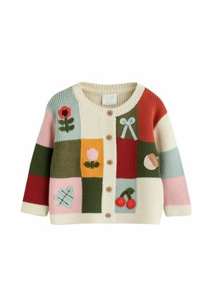 Gestrickter Kinder-Cardigan mit mehrfarbigem Patchwork, verziert mit bestickten Blumen, Schleife, Eichel, Blatt und Kirschmotiven sowie Knöpfen vorne.