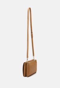 Kožená crossbody taška v tan barvě s embosovaným kulatým vzorem, nastavitelné popruhy a zlatavými detaily. Kompaktní a obdélníkový design.