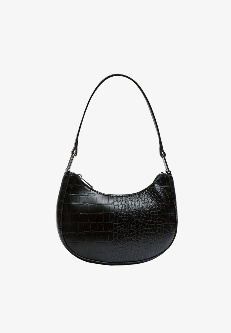 Sac à main noir en forme de croissant avec texture crocodile et une bandoulière simple, avec fermeture éclair sur le dessus.