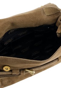 Bruine suède handtas met een gevoerd binnenvak met rits, goudkleurige hardware en een gestructureerde afwerking. Het interieur heeft een zwarte voering met logo-patroon.