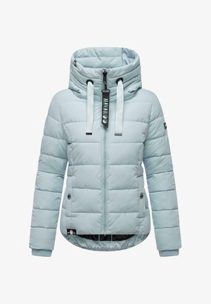 Gaiši zils pūkains mētelis ar augstu apkakli, priekšējo rāvējslēdzēju un auklām. Iekļauj izšūtus rakstus un sānu kabatas. Mīksta tekstūra.