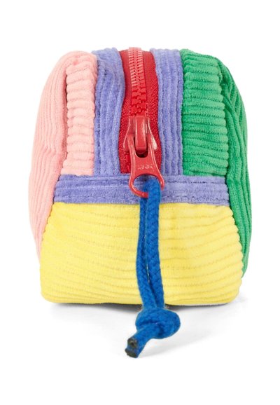 Pochette in velluto a coste multicolore con zip rossa e linguetta blu. Presenta pannelli rosa, viola, verde e giallo. Forma rettangolare compatta.