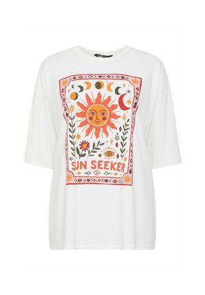 T-shirt bianca con grafica colorata delle fasi del sole e della luna, elementi floreali e testo "SUN SEEKER" centrato sul davanti.