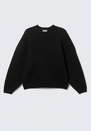 Μαύρο πουλόβερ με μακριά μανίκια και στρογγυλή λαιμόκοψη, με ριμπ τελειώματα στα μανίκια και στο τελείωμα, με ετικέτα "WEEKDAY" στη λαιμόκοψη, παρουσιάζεται σε απλό φόντο.