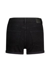 Shorts en denim noir, avec un design ajusté, un ourlet roulé, deux poches arrière avec des détails de couture, et une étiquette en cuir avec marque au niveau de la taille.