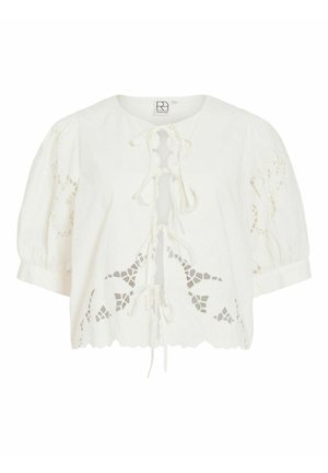 Hvit kort bluse med korte puff-ermene, blomsterformede hulldesign, bølget kant og knyting foran.