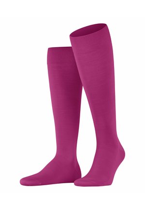 Calcetines hasta la rodilla en un vibrante color fucsia, hechos de un material suave y elástico con puños acanalados y diseño de punta sin costuras.