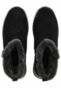 Bottines en suède noir avec doublure en fourrure synthétique grise, zips latéraux et semelles en caoutchouc ; texture lisse et design à bout rond.