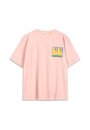Camiseta de manga corta color rosa claro con un pequeño gráfico cuadrado de dos caras abstractas amarillas y el texto "Bobo Choses" en el pecho izquierdo.