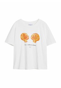 Hvid kortærmet t-shirt med to orange muslinggrafikker og teksten "Livet er bedre om sommeren" nedenfor. Blødt bomuldsstof, afslappet pasform.