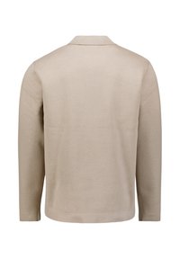 Beige langesleeve shirt met een gladde textuur, minimale kraag en een schoon, eenvoudig ontwerp, met rechte naden en geen zichtbare versieringen.