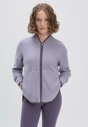 Lichtpaarse fleece jack met rits, een staande kraag, zijzakken en een afgeronde zoom. Textuurstof met contrasterende ritsdetails.