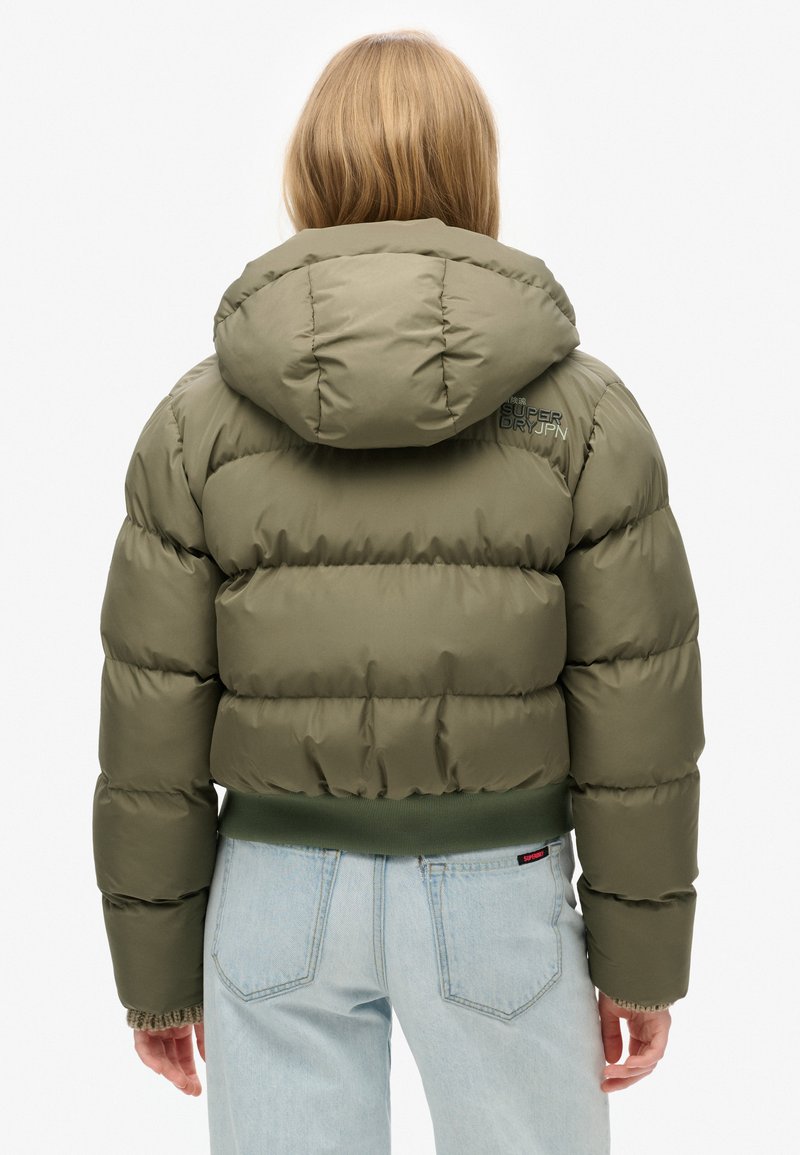 Olivgrüne Pufferjacke mit Kapuze, gerippten Bündchen und Saum, mit gestepptem Textur und Logodetail im oberen Rückenbereich.