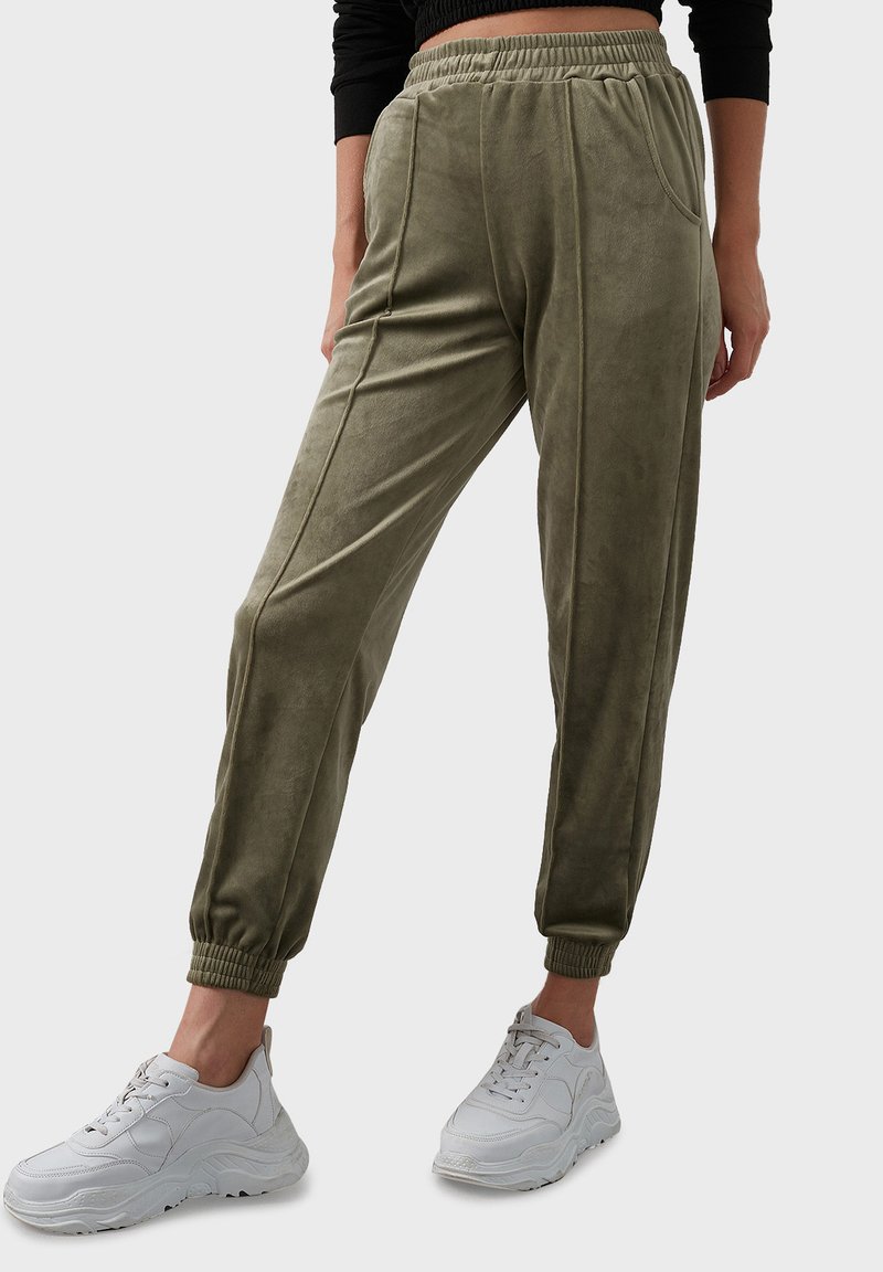 LELA REGULAR FIT Tracksuit bottoms khaki/green Zalando.de