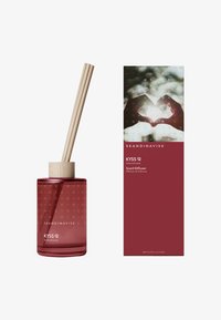 Diffuseur de parfum en verre rouge avec un bouchon en bois et trois bâtonnets en roseau, présenté avec une boîte assortie présentant un design texturé rouge profond.
