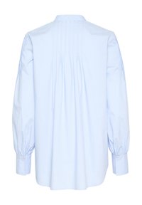 Chemise bleu clair à manches longues vue de dos avec un détail plissé au centre et des poignets boutonnés.