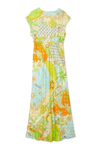 Maxi ruha cap ujjú dizájnnal. A világoskék, narancssárga, zöld és sárga anyagok mintás keverékét tartalmazza. Sima textúrájú, lágyan áramlik.