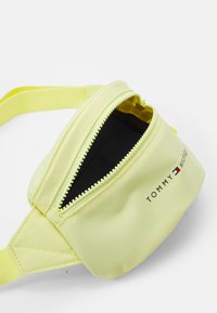 Tommy Hilfiger ESSENTIAL BUMBAG UNISEX - Rumpetaske - yellow tulip