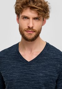 s.Oliver MELIERTES MIT V-AUSSCHNITT - T-Shirt basic - navy