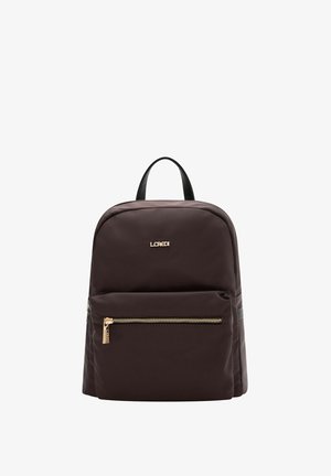 Donkerbruine nylon rugzak met een gladde textuur, zwarte leren accenten, een bovenhandvat en een voorvak met rits en gouden hardware.