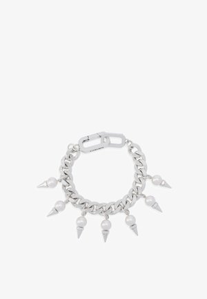 Hopeaketju, jossa on vaihtelevia helmiä ja teräviä metallikoristeita, sekä lukitusmekanismi. Rakenne linkeissä luo visuaalista kiinnostavuutta.