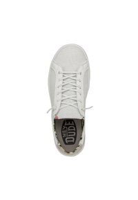 Sneaker bianco in tela con punta rotonda, lacci piatti e soletta a fantasia floreale con il marchio "HEY DUDE". Texture liscia e design minimale.