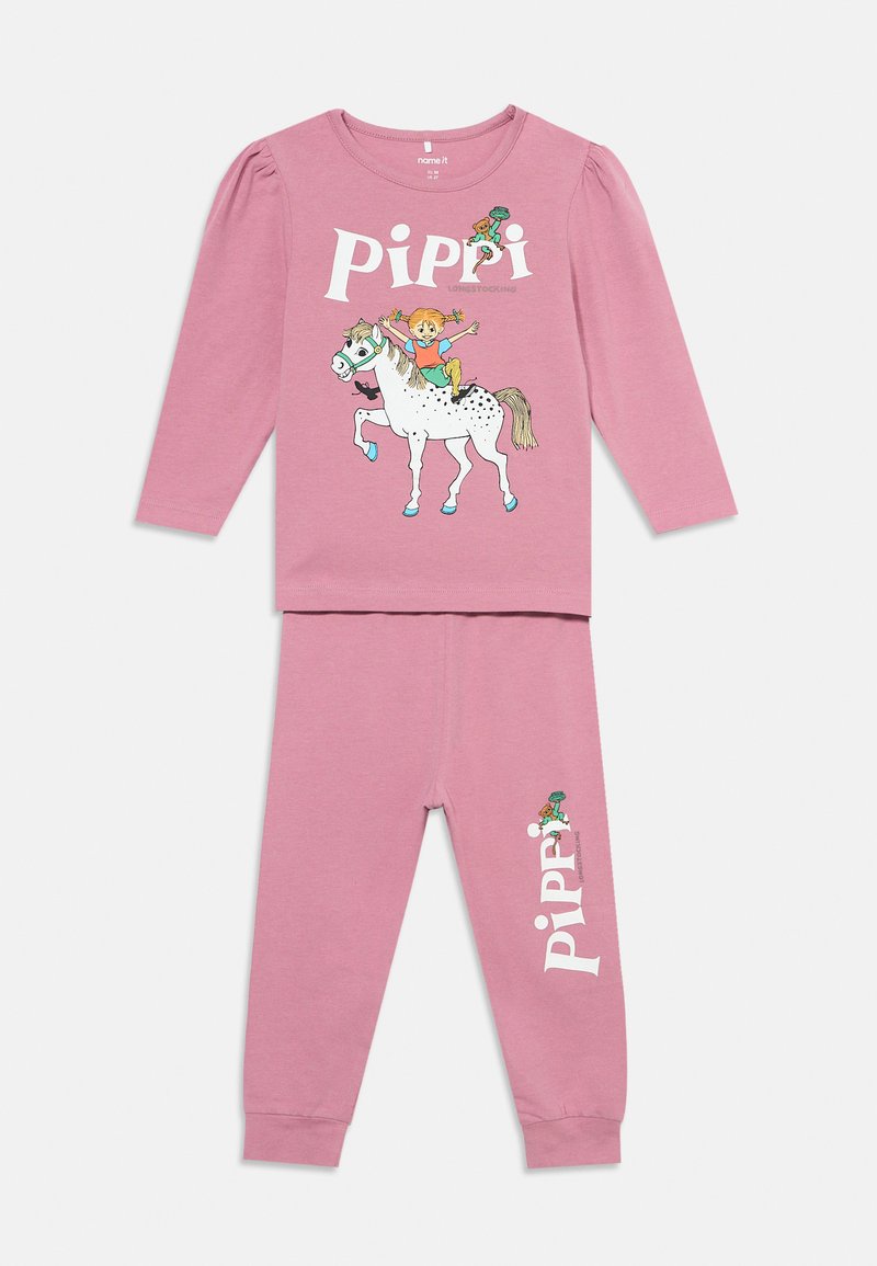 Ensemble rose à manches longues et pantalon avec une fille de dessin animé chevauchant un cheval blanc et le mot "Pippi" imprimé sur les deux pièces.