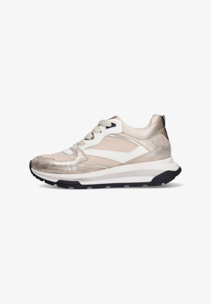 Sneakers in licht beige met metalen accenten. Heeft een gestructureerd bovenwerk, witte zijkanten en een zwarte rubberen zool. Veters in een neutrale tint.