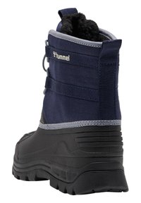 Marineblauwe en zwarte geïsoleerde winterlaars met rubberen zool, fleece voering en trekband aan de achterkant, ontworpen voor koud weer.