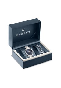 Orologio Maserati in una scatola blu navy. Presenta un bracciale metallico, un quadrante blu con dettagli argentati e un ulteriore bracciale.
