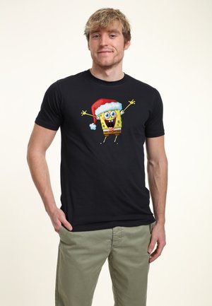 Sort kortærmet t-shirt med et grafisk motiv af SpongeBob SquarePants iført en rød juleskæg, med lyseblå øjne og et muntert udtryk.