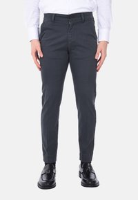 Chinos grigio scuro dal taglio slim, con zip anteriore, passanti per cintura e tasche laterali. Tessuto di cotone liscio con una leggera lucentezza.