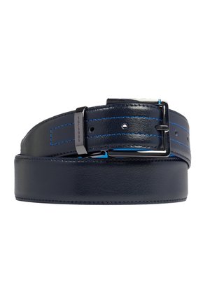 Marineblauwe lederen riem met blauwe naden, rechthoekige zilveren gesp en metalen lus gegraveerd met het "Piquadro" logo.