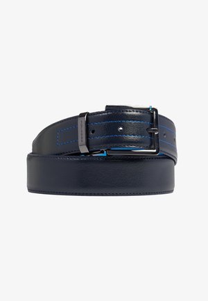 Marineblauwe lederen riem met blauwe naden, rechthoekige zilveren gesp en metalen lus gegraveerd met het "Piquadro" logo.