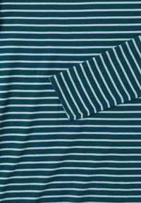 Tessuto teal con sottili strisce alternate di azzurro chiaro e bianco. Maniche lunghe con una texture a coste, che mostrano un sottile contrasto di colore.