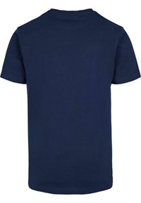 Tumedast sinise puuvillane T-särk, millel on ümmargune kaelus ja lühikesed varrukad. Üksikasjalik seljaosa, sirge ääre ja nähtavate logode või mustriteta.