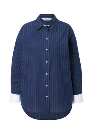 Camicia blu navy con bottoni, caratterizzata da righe bianche verticali, colletto ampio e polsini bianchi a contrasto. Realizzata in tessuto liscio con una vestibilità comoda.