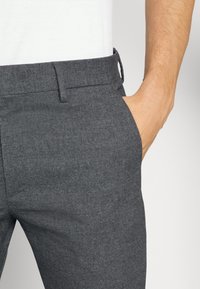 NN.07 Pantaloni - grey