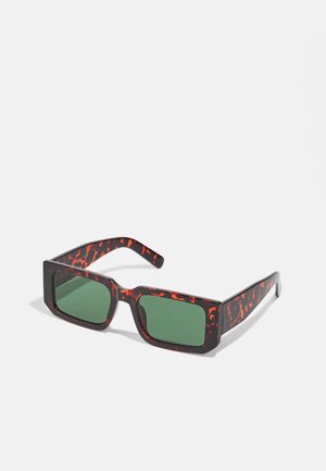 Ochelari de soare din material tortoise cu rame rectangulare, lentile verzi și un model marmorat cu accente roșii pe brațe. Finisaj mat.