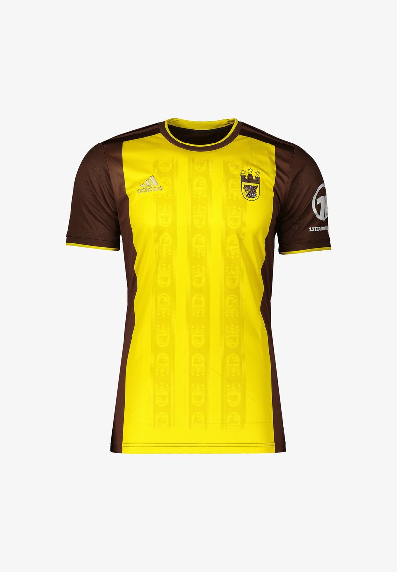 Maillot à manches courtes jaune et marron avec le logo Adidas, présentant un motif texturé, un col rond et un écusson sur la poitrine.