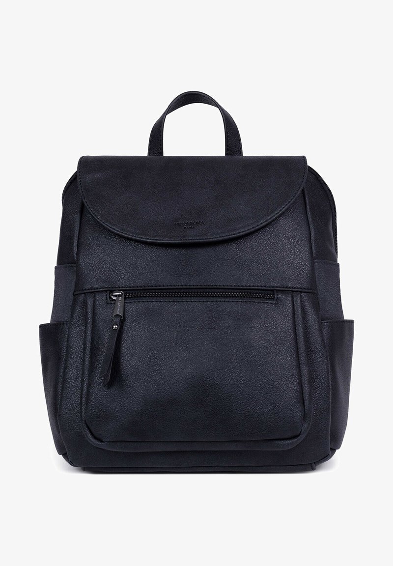 Sac à dos en cuir noir avec une poche zippée à l'avant, des poches latérales, une poignée supérieure et une fermeture à rabat.